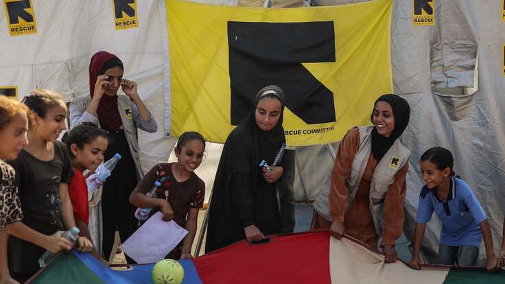 Alaa, IRC-Kinderschutzbeauftragte, spielt mit Kindern in Chan Junis, Gaza. Diese Aktivitäten sind Teil des IRC-Programms zur Unterstützung der mentalen Gesundheit von Kindern.