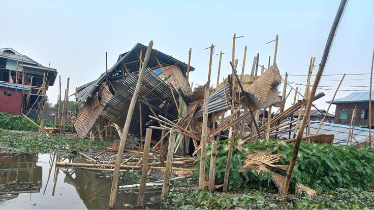Ruinerna av ett översvämmat hem som förstördes av jordbävningen i Myanmar.