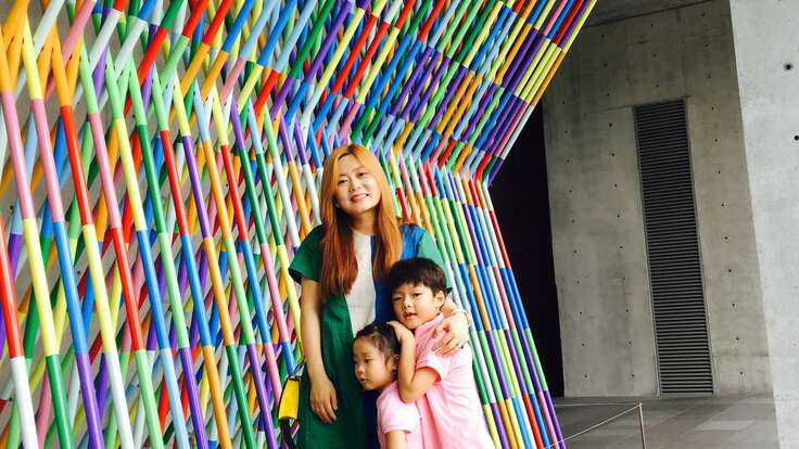 김민희 후원자가 두 아이를 안고 사진을 찍고 있습니다.