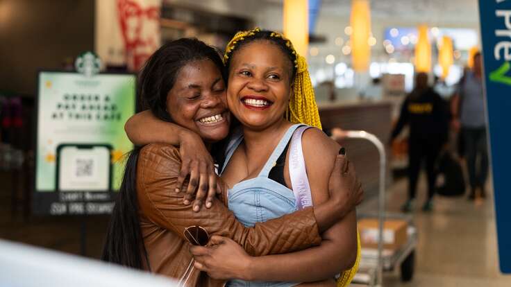 미국에서 재상봉한 두 자매가 서로를 안고 환하게 웃고 있습니다